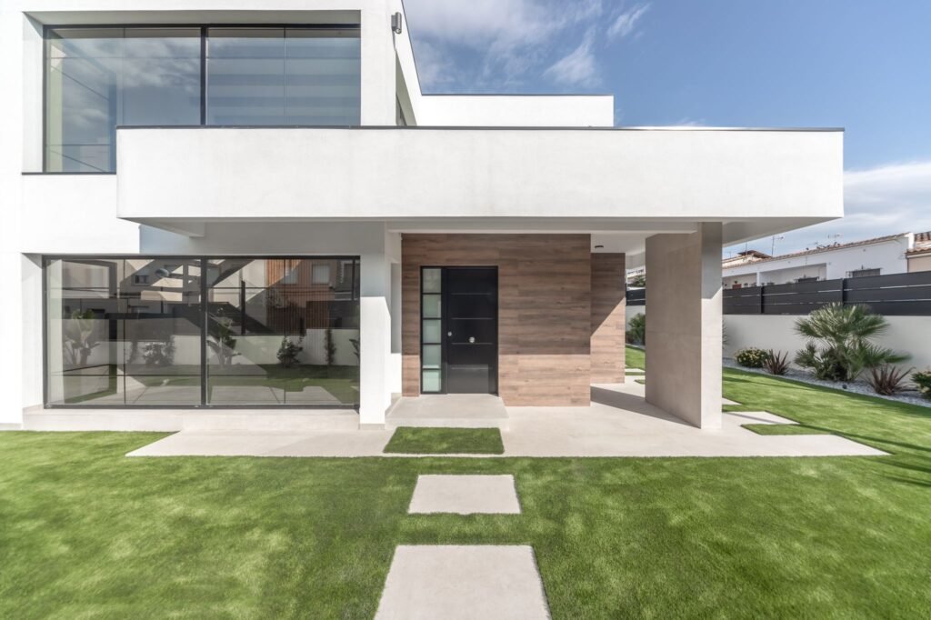 Detalle de estructura de madera laminada utilizada en construcción de vivienda modular sostenible en Masquefa